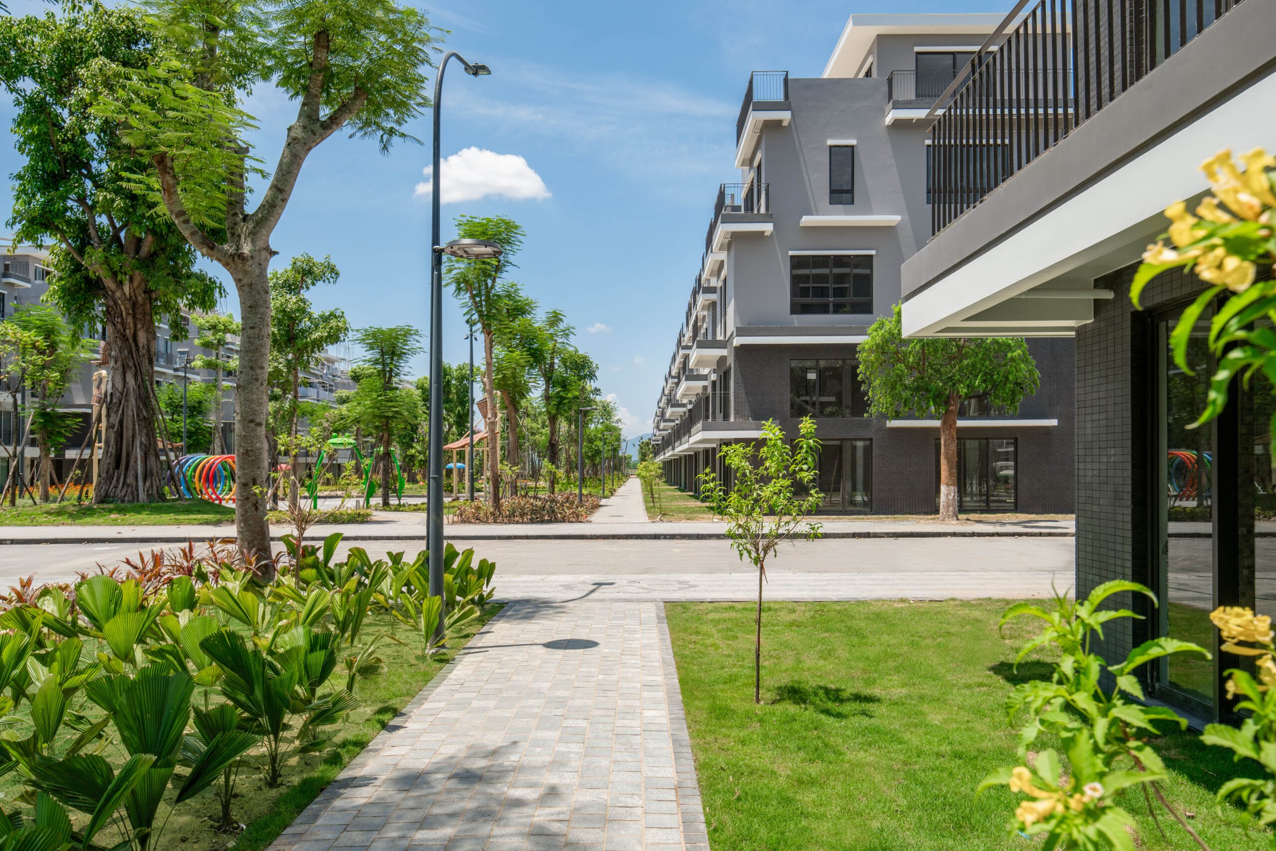Những căn siêu biệt thự phố quảng trường đang dần được bàn giao đến khách hàng