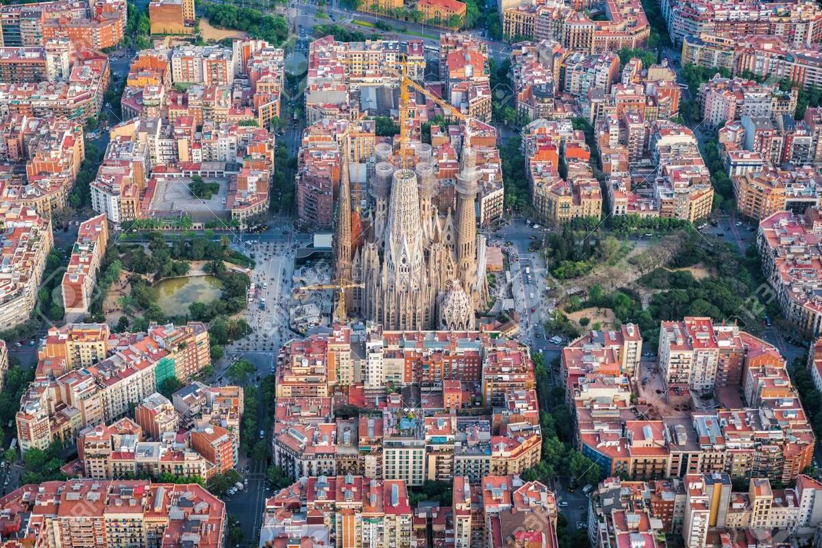 Quận Eixample thuộc trung tâm Barcelona (Tây Ban Nha) là ví dụ điển hình của quy hoạch ô bàn cờ